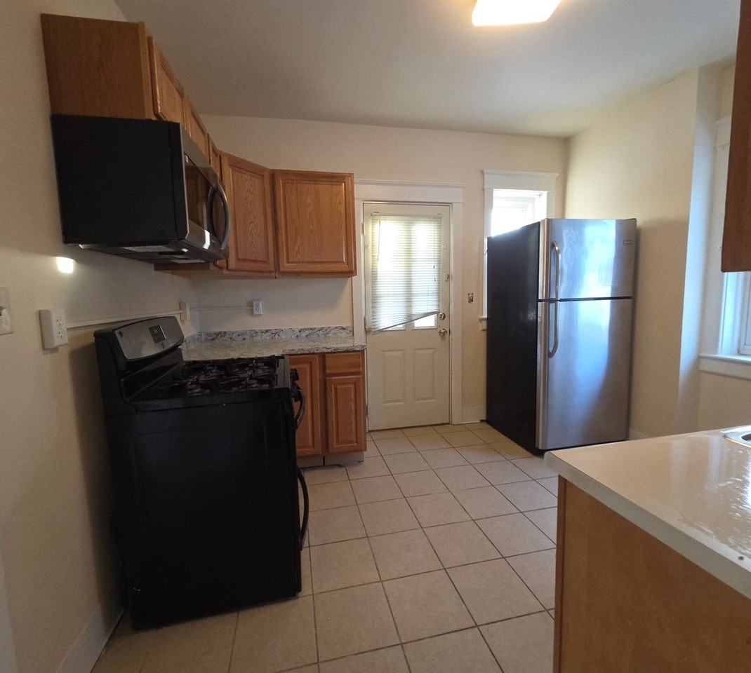 830 Media St - Photo 6 of 12