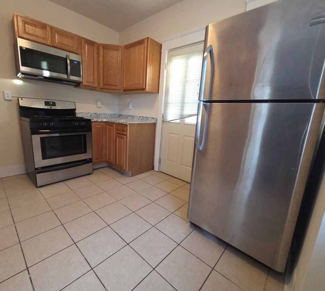 830 Media St - Photo 7 of 12