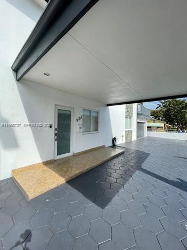 901 Nw 22nd Pl #0 - Photo 2 of 43