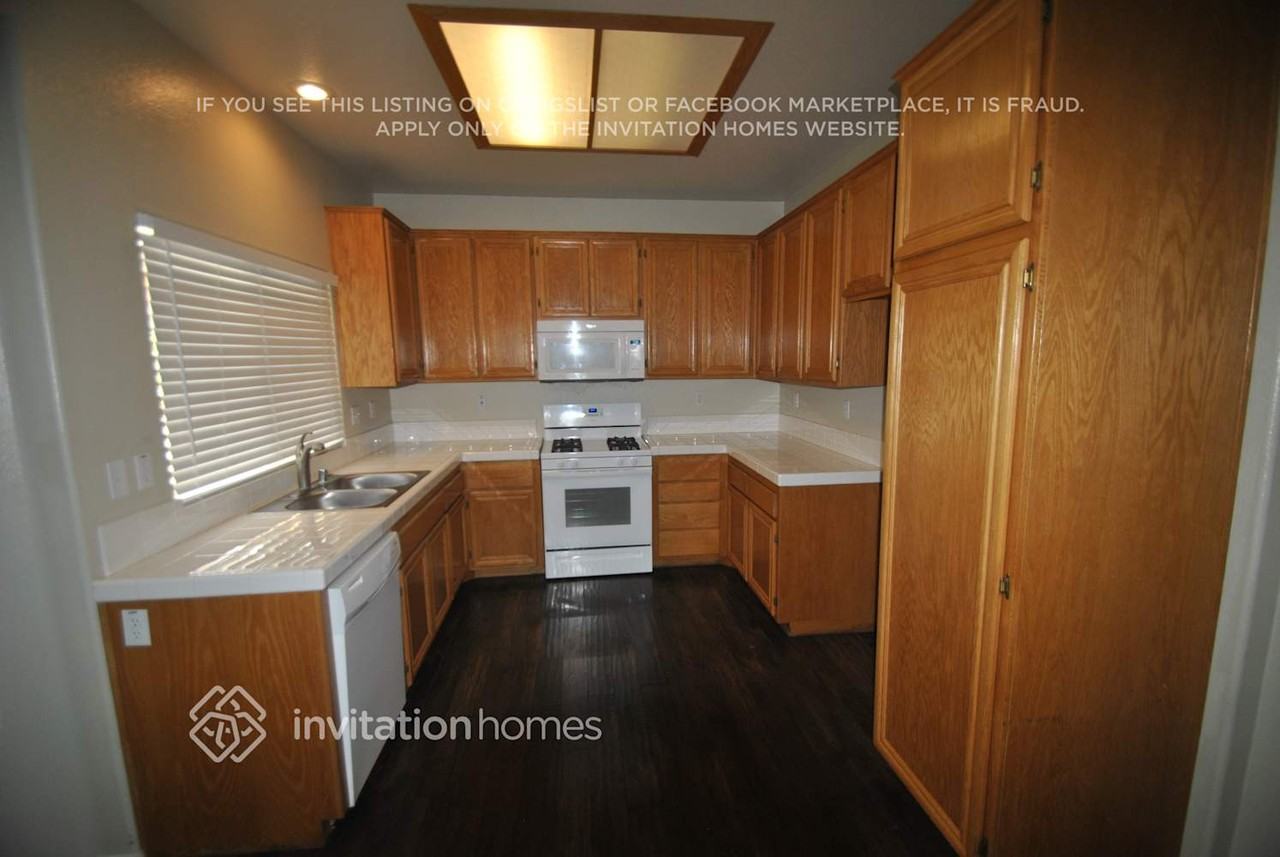 2657 W Torrey Pine Rd - Photo 4 of 14