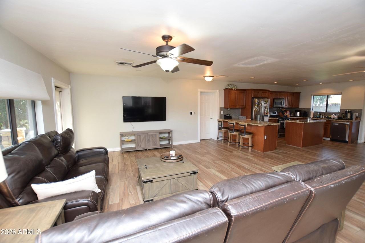 946 E Denton Ln - Photo 7 of 22