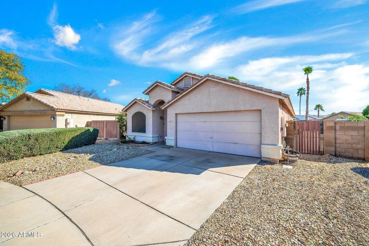 8951 W Deanna Dr - Photo 4 of 50