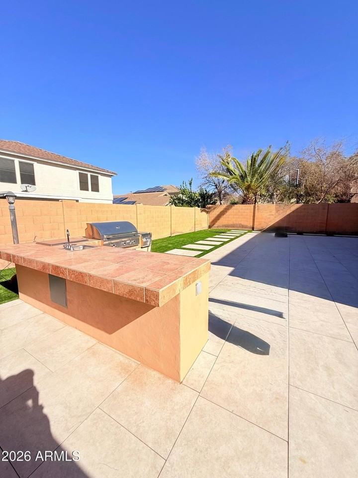 1906 E Patrick Ln - Photo 5 of 8