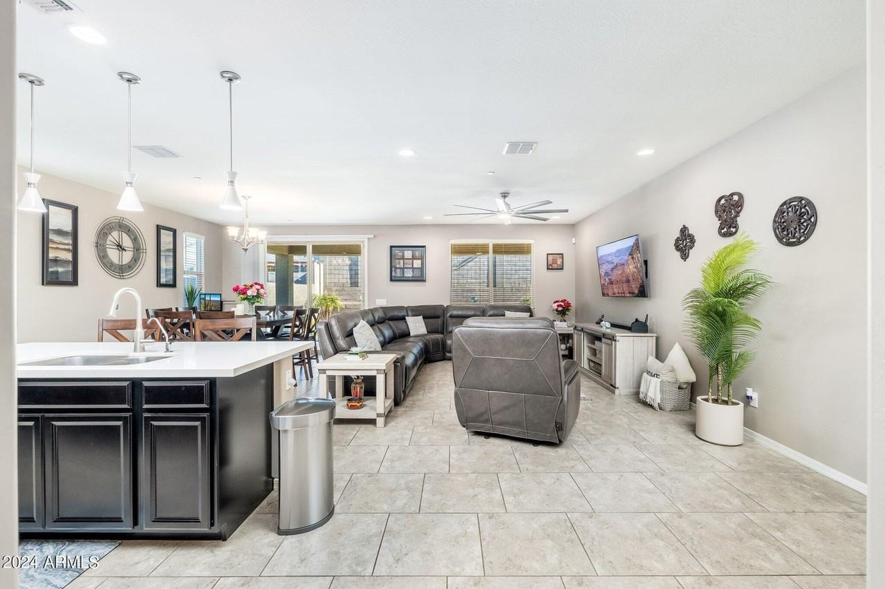 10648 W Eucalyptus Rd - Photo 5 of 35