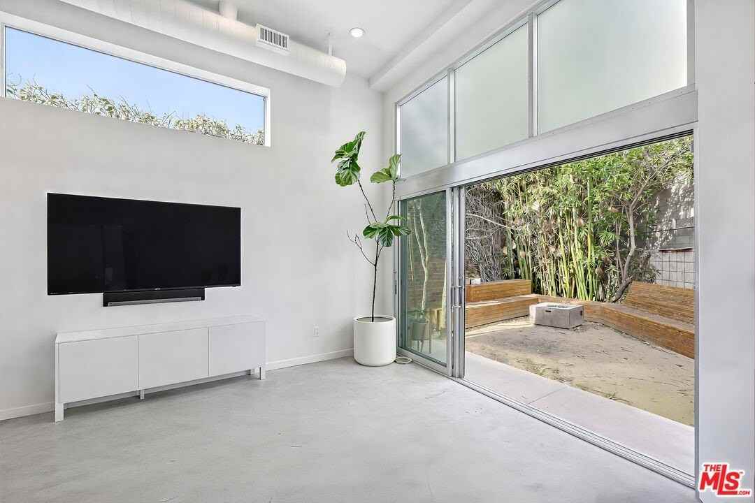 2100 Abbot Kinney Blvd Unit 7 #7 - Photo 5 of 30