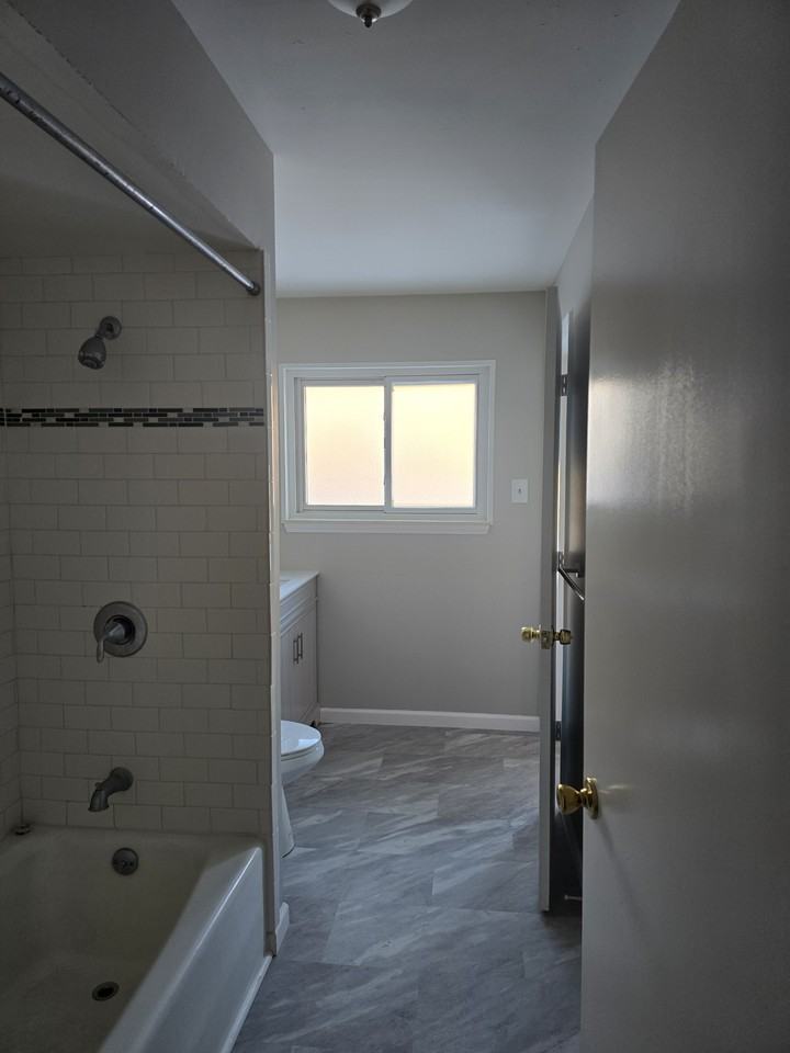 1111 N Kenwood Ave #1 - Photo 6 of 10
