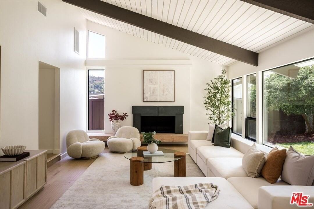 2313 Banyan Dr - Photo 2 of 47