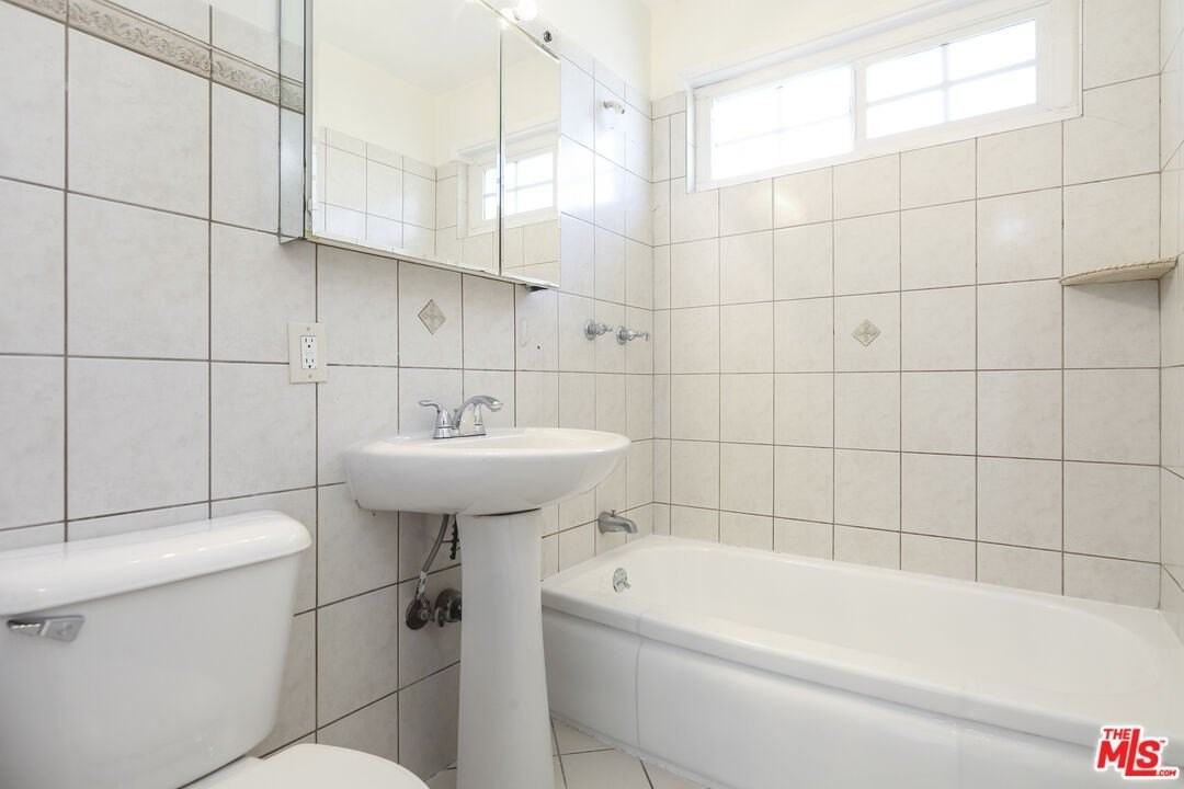 8326 Barnsley Ave - Photo 7 of 10