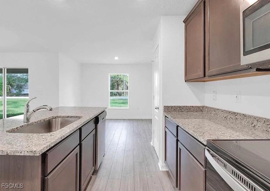 242 Lisette St - Photo 2 of 14