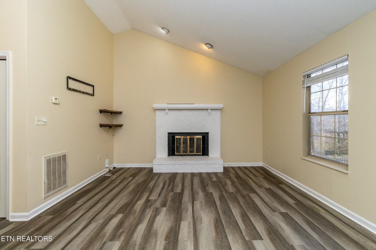 1405 Wenlock Rd - Photo 7 of 38