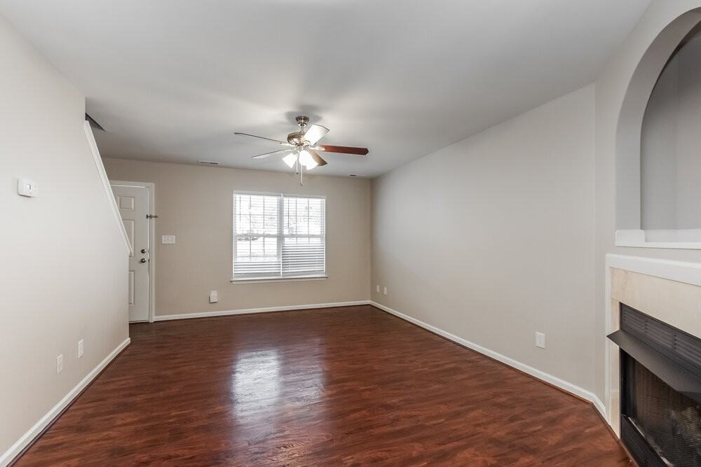 1126 Larkspur Ln - Photo 4 of 17