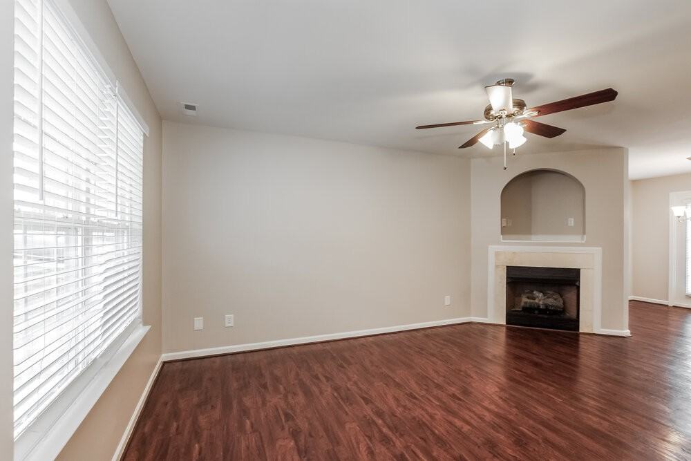 1126 Larkspur Ln - Photo 6 of 17