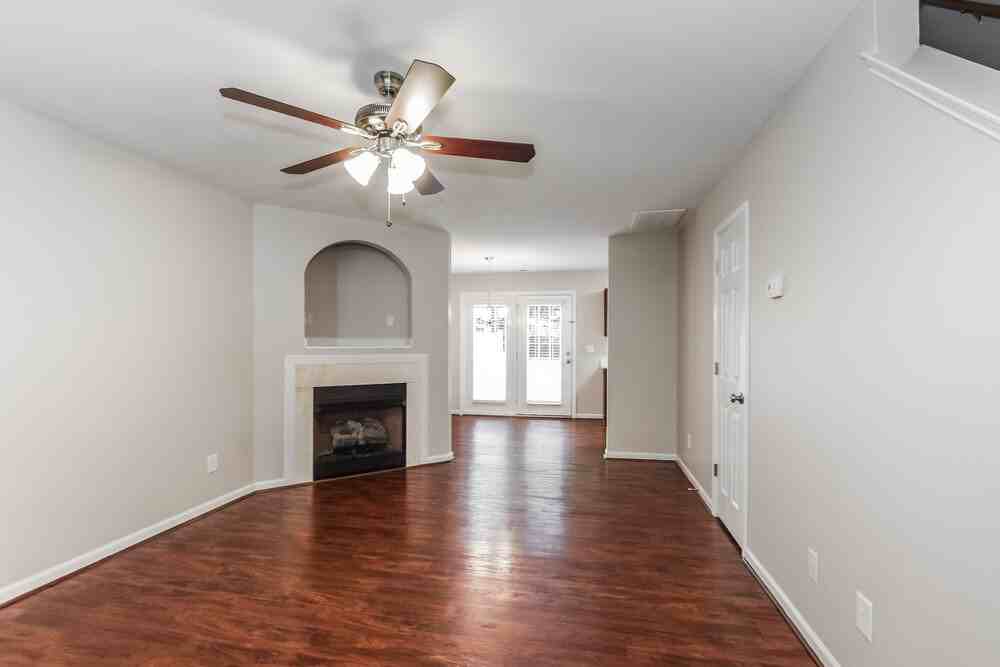 1126 Larkspur Ln - Photo 7 of 17