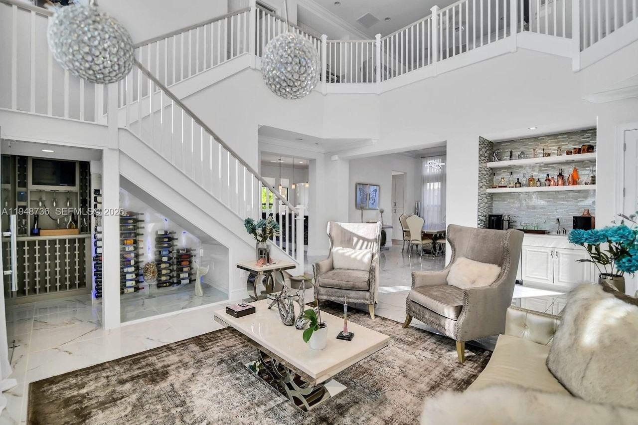 9728 Bozzano Dr - Photo 5 of 35