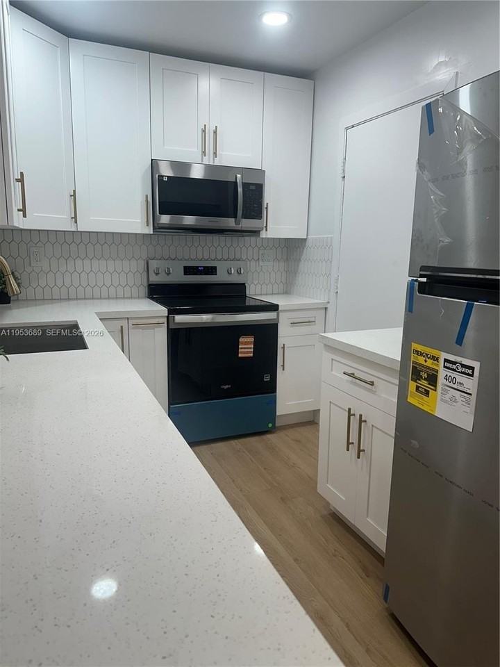 9175 Sw 77th Ave #304 - Photo 7 of 20