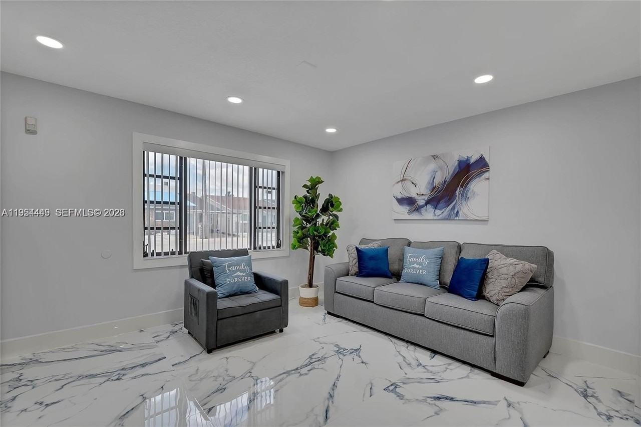 895 W 39th Pl #1 - Photo 3 of 35