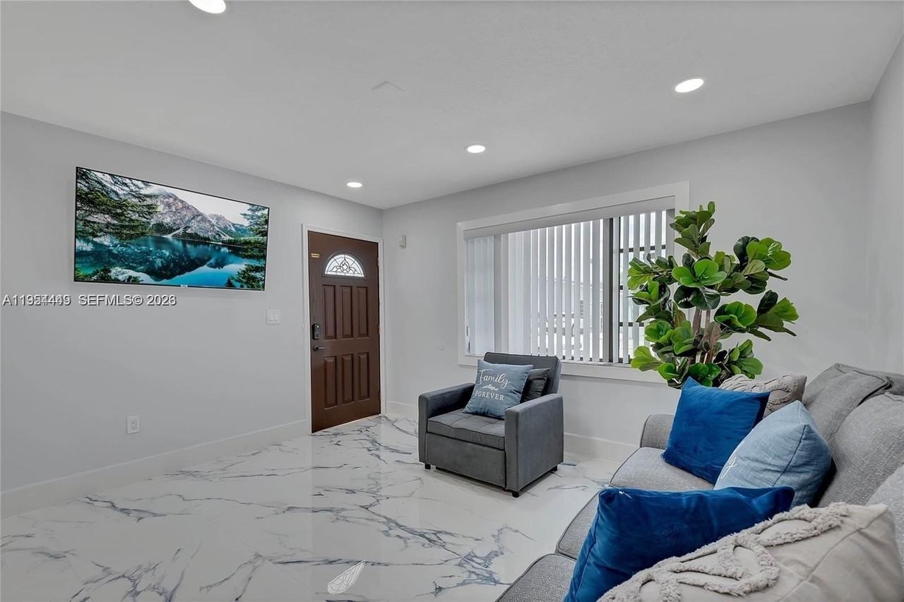 895 W 39th Pl #1 - Photo 4 of 35