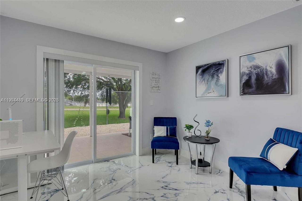 895 W 39th Pl #1 - Photo 5 of 35