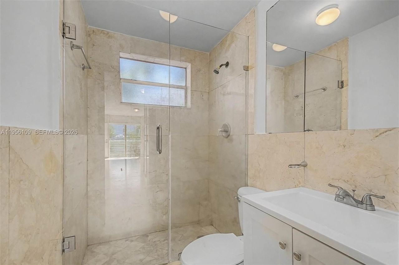 1685 Jefferson Ave #6 - Photo 5 of 19