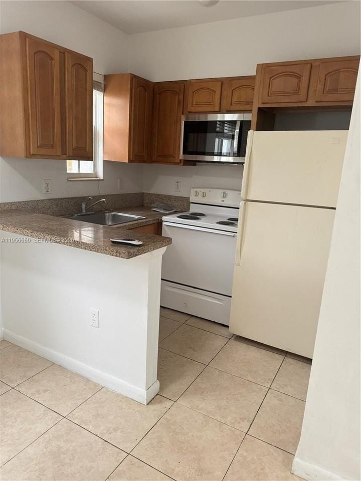 7130 Rue Versailles #4 - Photo 3 of 12