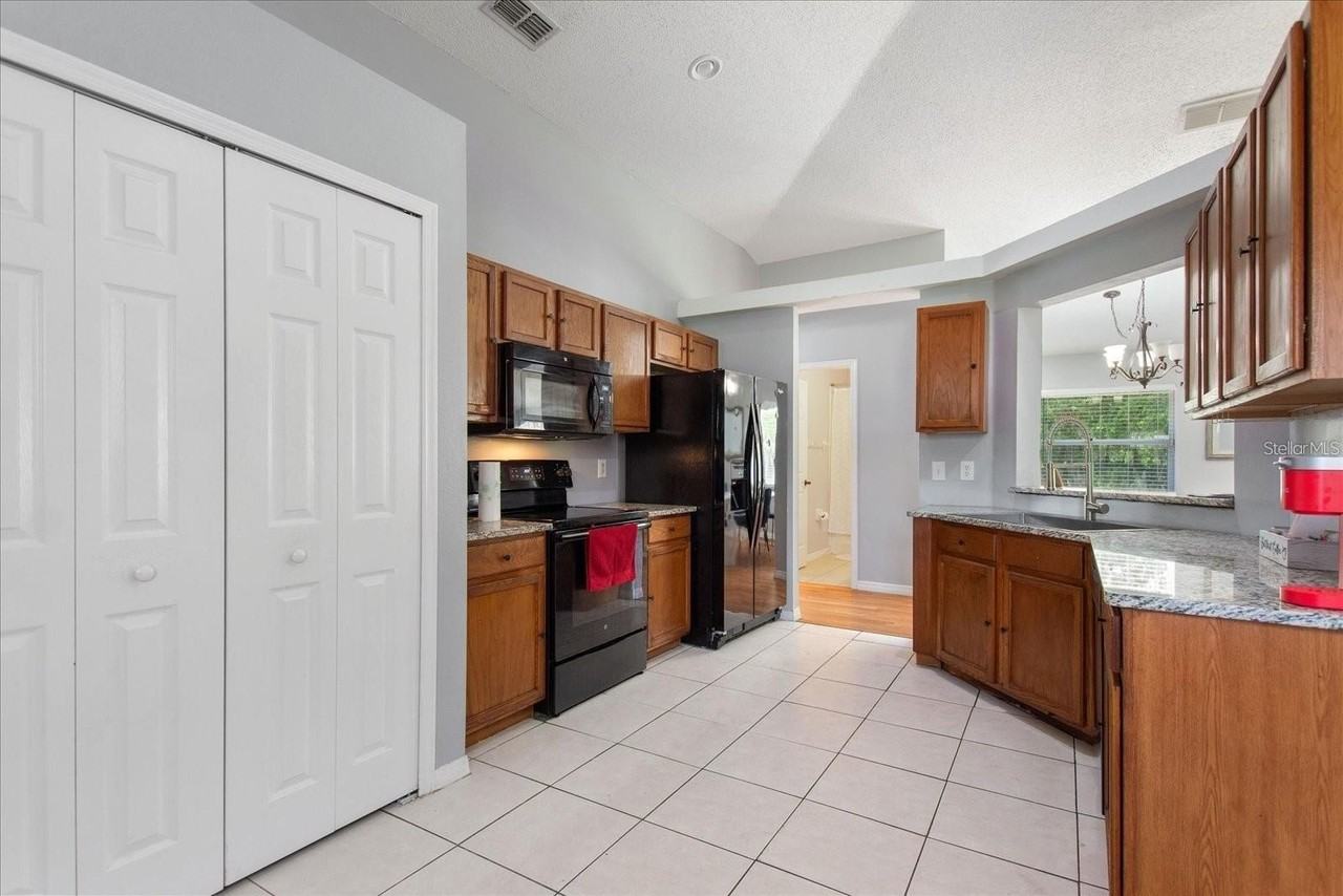 1421 Teal Ct - Photo 4 of 5