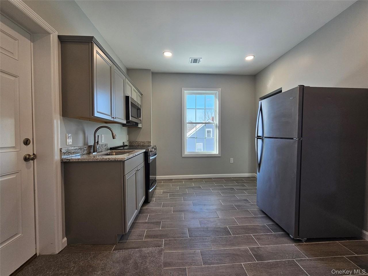 139 W Main St - Photo 2 of 19