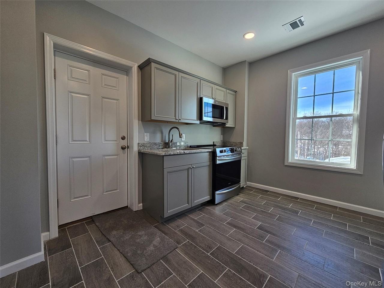 139 W Main St - Photo 3 of 19