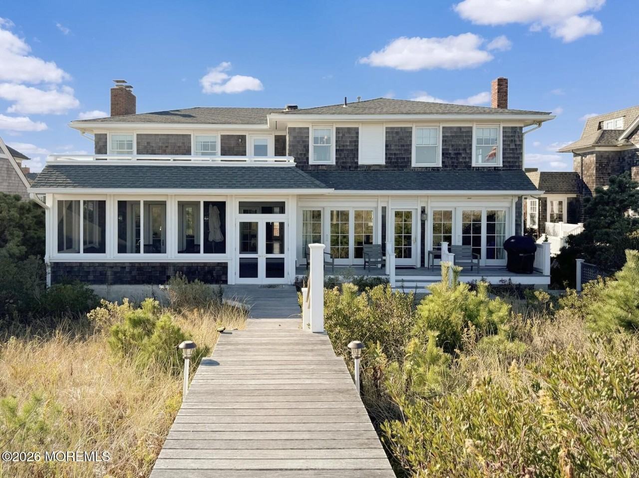 985 East Ave - Photo 3 of 29