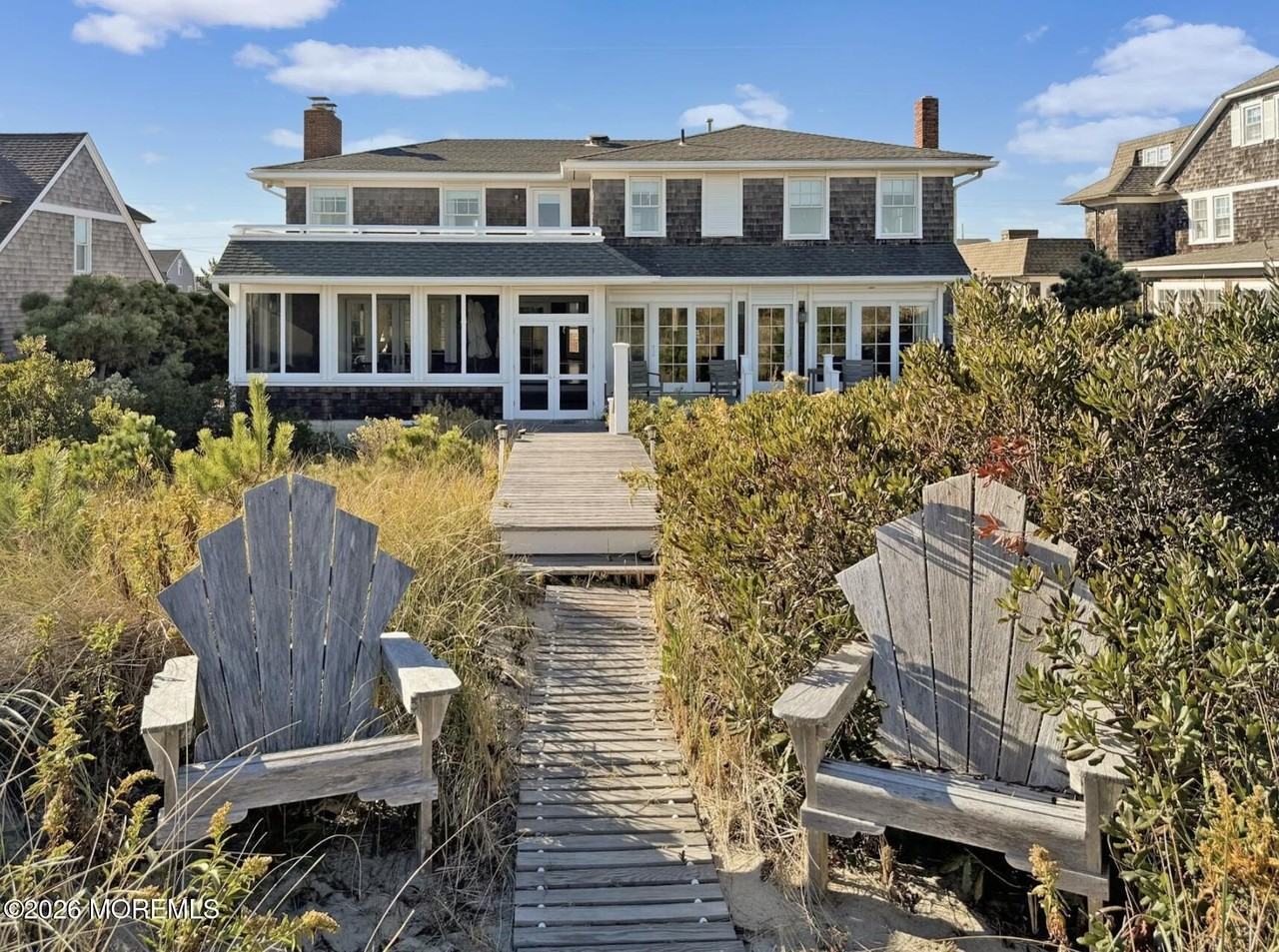 985 East Ave - Photo 4 of 29