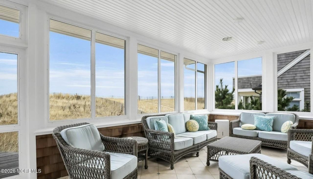 985 East Ave - Photo 5 of 29