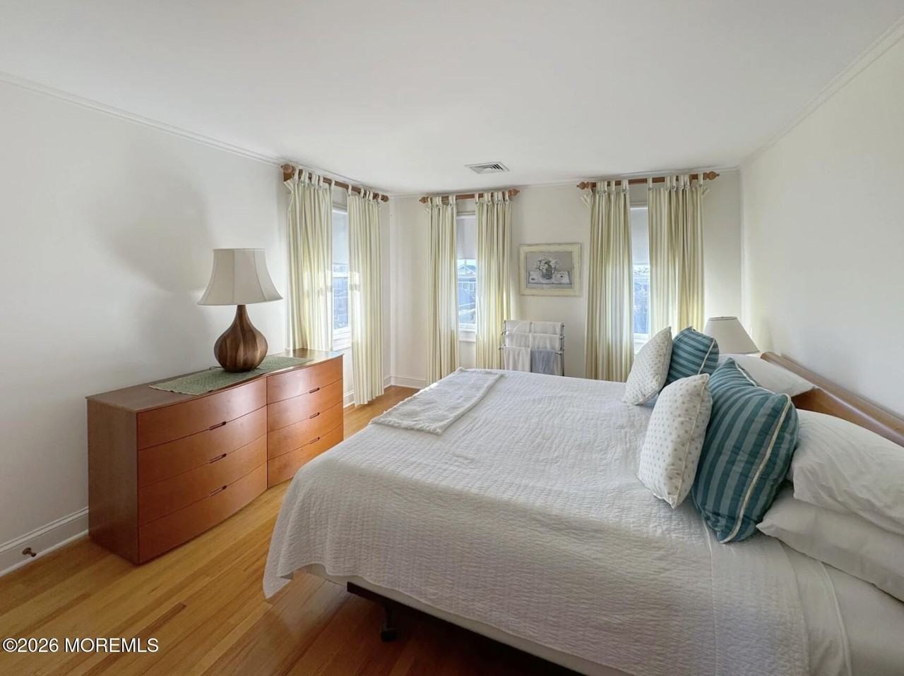 985 East Ave - Photo 6 of 29