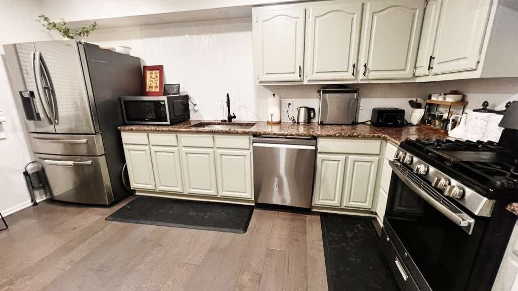 1065 Hiawatha Dr - Photo 2 of 21