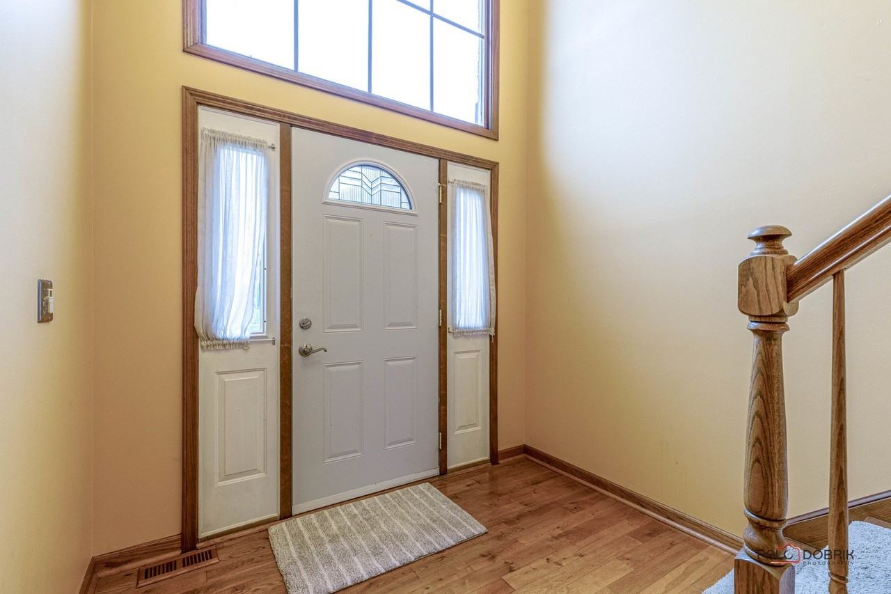 1551 Crowfoot Cir N - Photo 3 of 36