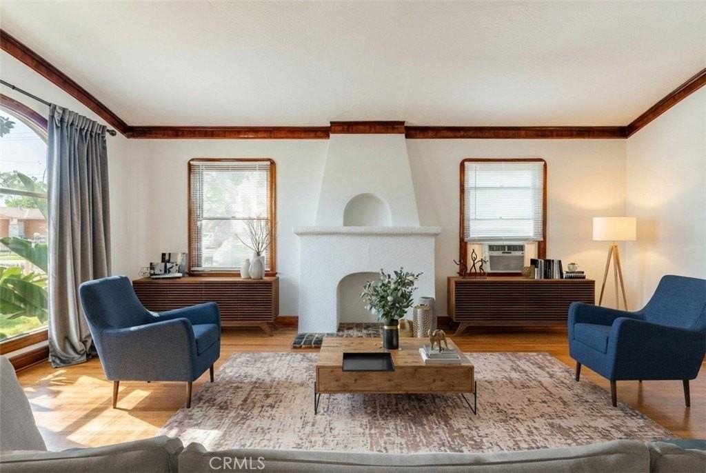 496 E 52nd St - Photo 3 of 33