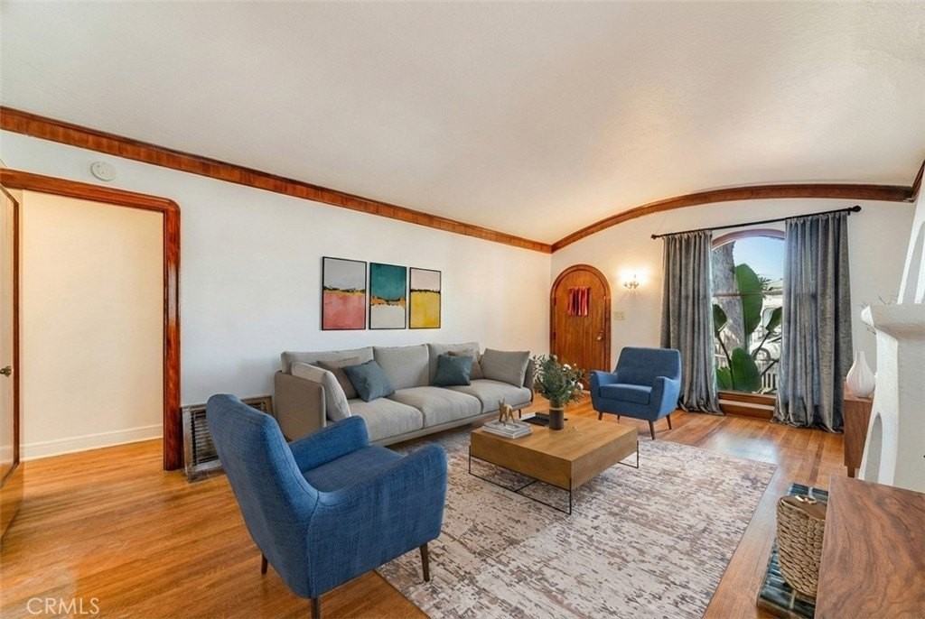 496 E 52nd St - Photo 4 of 33