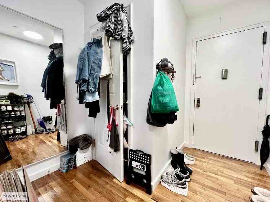 940 Lorimer St - Photo 5 of 10