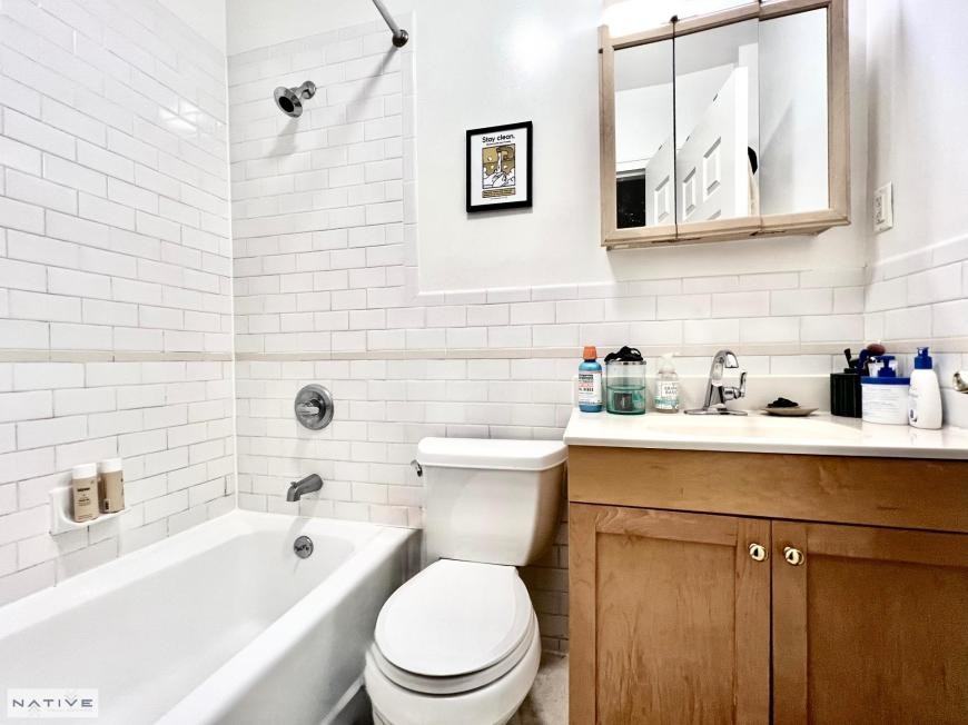 940 Lorimer St - Photo 7 of 10