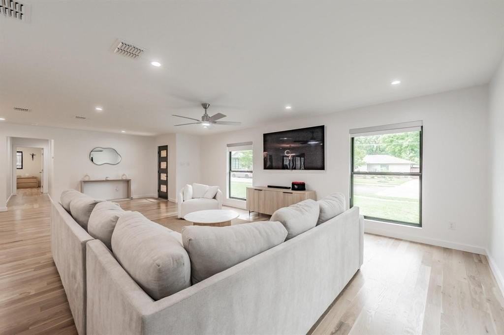 3641 Timberview Rd - Photo 6 of 29