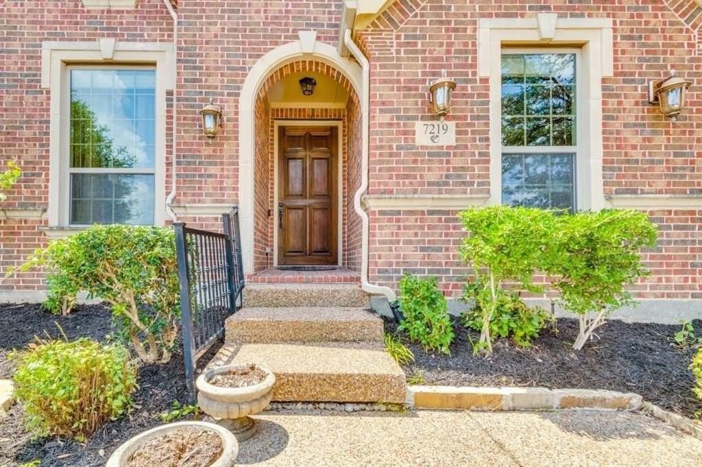 7219 Comal Dr - Photo 2 of 39