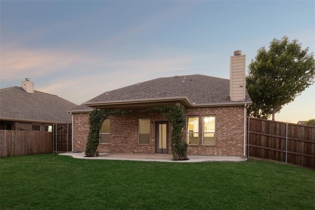 5001 Bluewater Dr - Photo 2 of 28