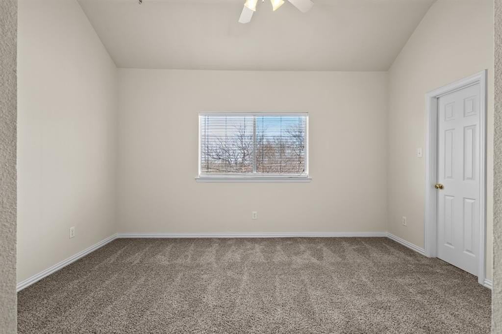 121 Wildwood Ct - Photo 3 of 12