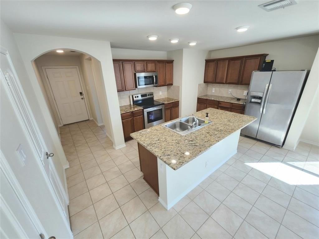 924 Amber St - Photo 5 of 19