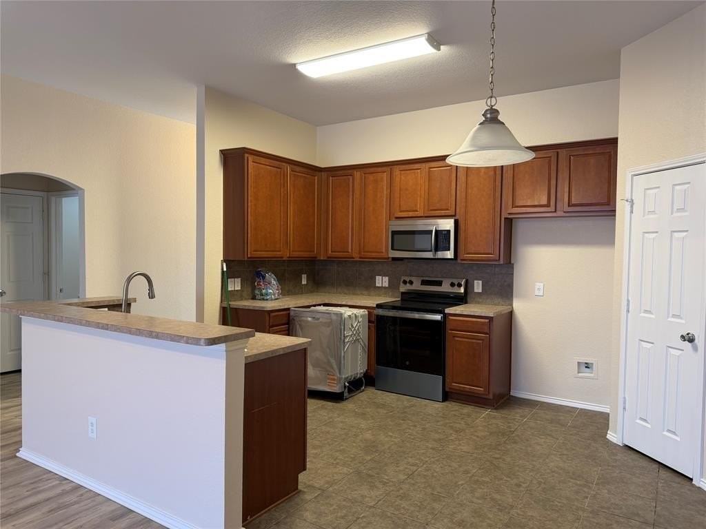 305 Woodridge Dr - Photo 3 of 20