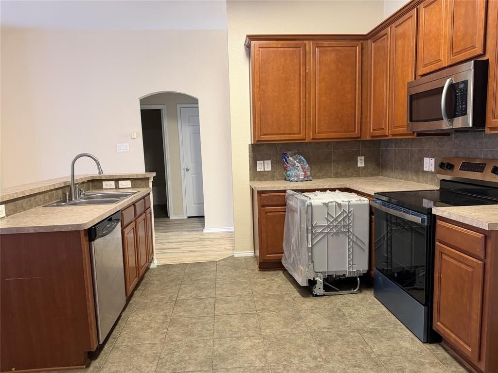 305 Woodridge Dr - Photo 4 of 20