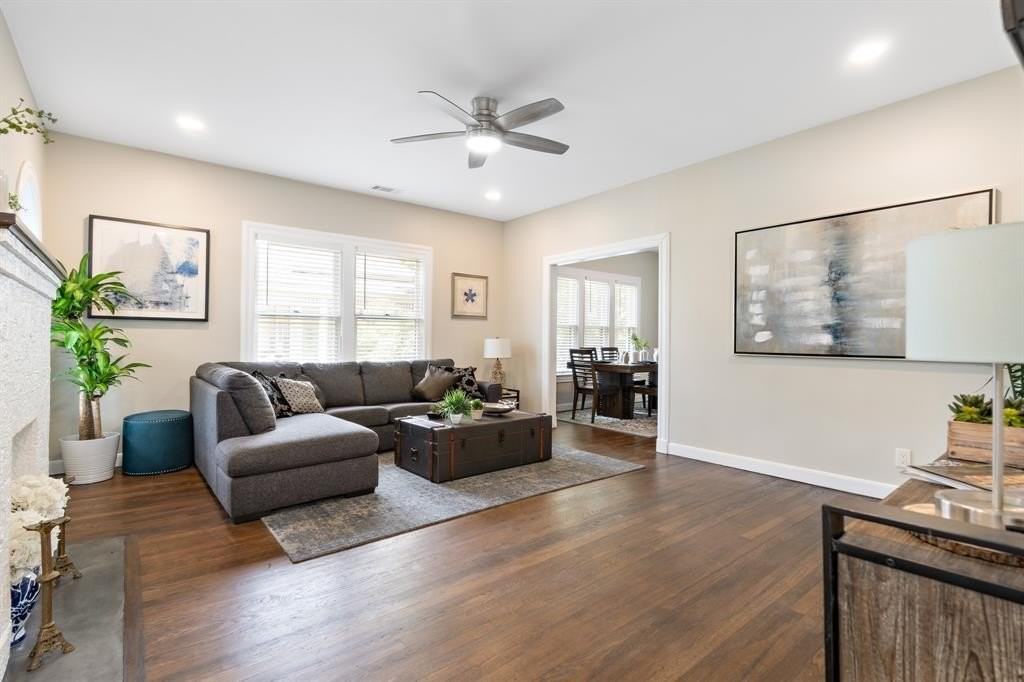 323 E Franklin St - Photo 4 of 18