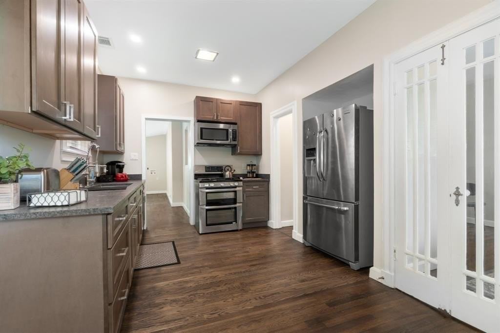 323 E Franklin St - Photo 6 of 18