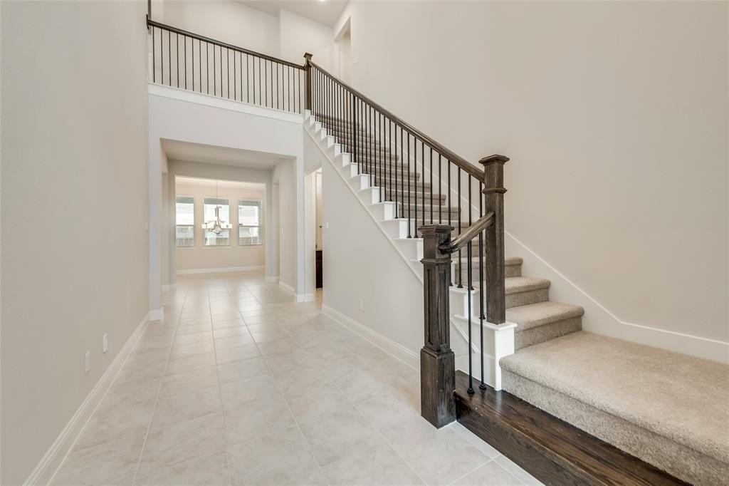 7935 Sarahville Dr - Photo 6 of 39