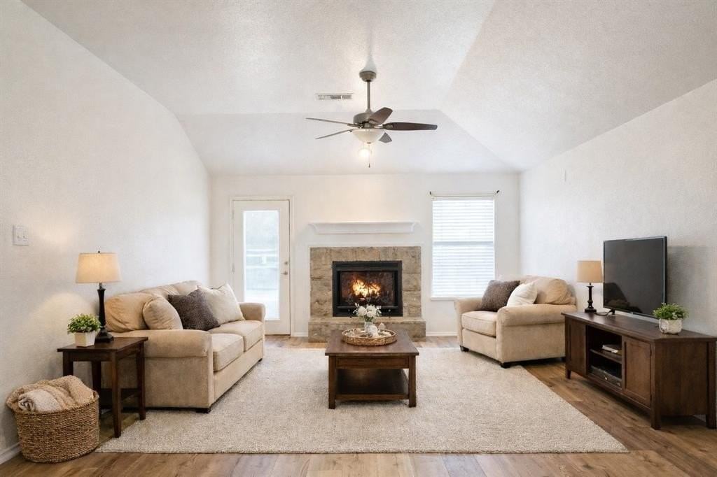 2815 Oak Crest Dr - Photo 2 of 17