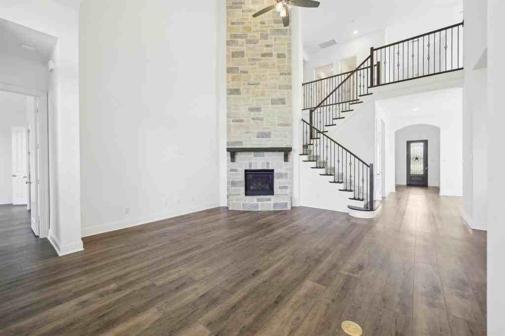 4101 Hawthorn Dr - Photo 4 of 40