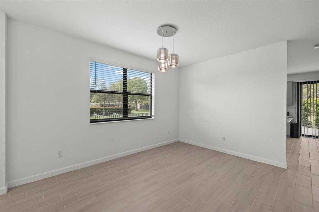 12772 Anthorne Ln - Photo 4 of 32